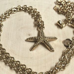 BOUTIQUE* GOLD STARFISH CHARM NECKLACE ☀️